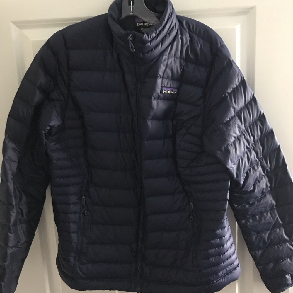 Zip front Patagonia jacket. Size large. Navy
